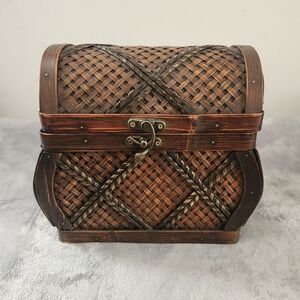 Vintage Woven Wicker and Rattan Keepsake Treasure Chest Color: Brown